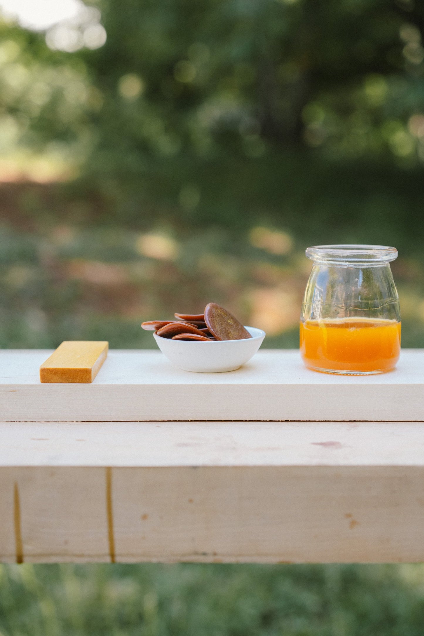 Kusmi #1 button lac — caramel-amber, hand-refined cottage-form shellac