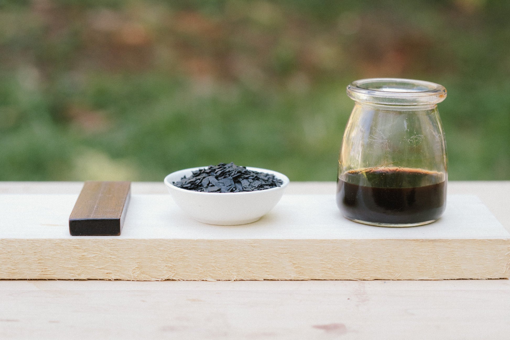 Black shellac flake — the deepest color in the wax-containing line