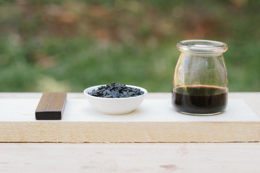 Black shellac flake — the deepest color in the wax-containing line
