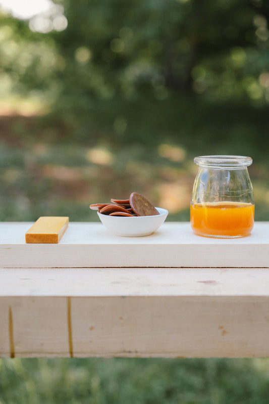 Kusmi #1 button lac — caramel-amber, hand-refined cottage-form shellac