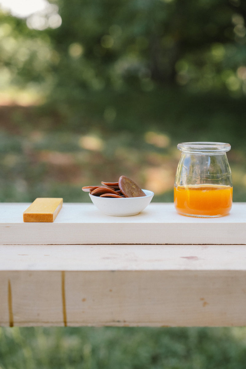 Kusmi #1 button lac — caramel-amber, hand-refined cottage-form shellac