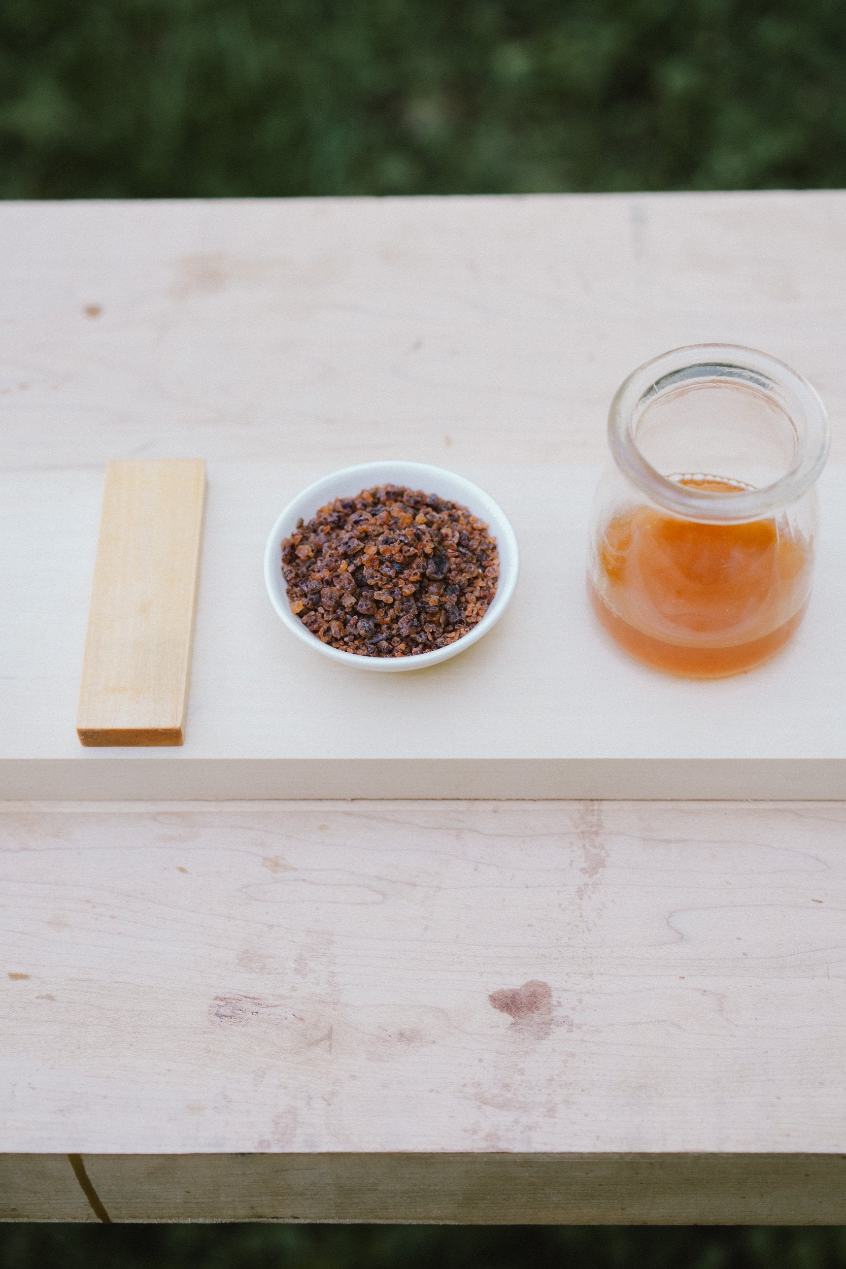 Kusmi seedlac — raw screened-and-washed lac granules, the unrefined form