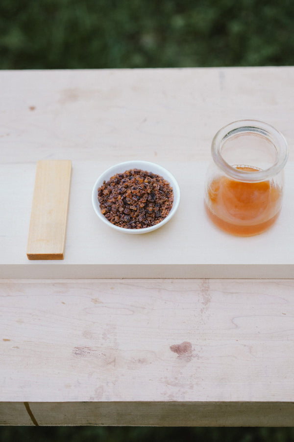 Kusmi seedlac — raw screened-and-washed lac granules, the unrefined form
